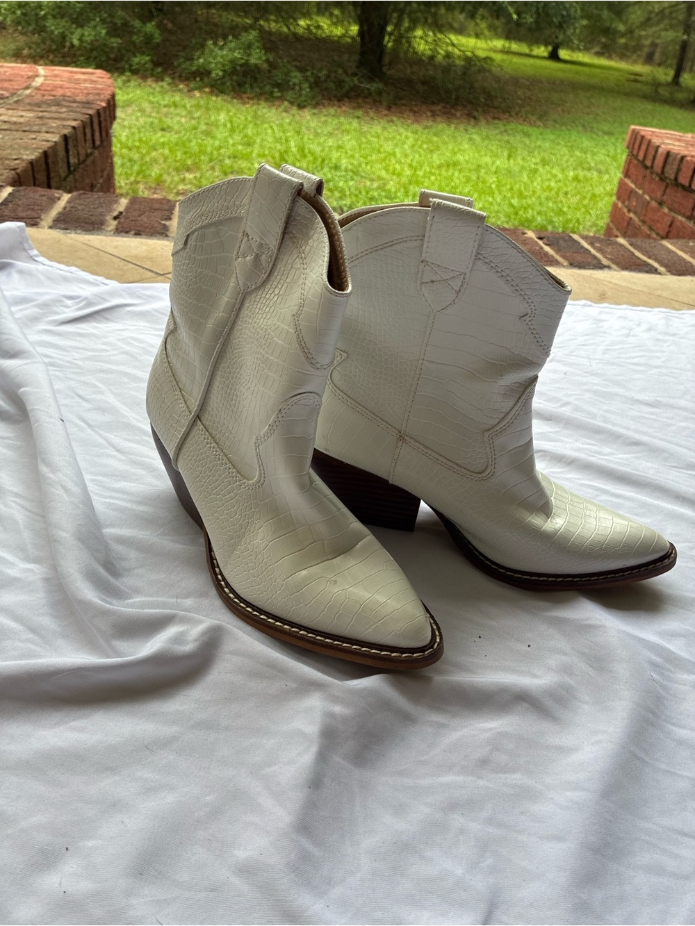 Arider white cowgirl boots